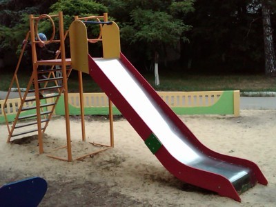 Горка во дворе - важный атрибут детства Горка во дворе - важный атрибут детства